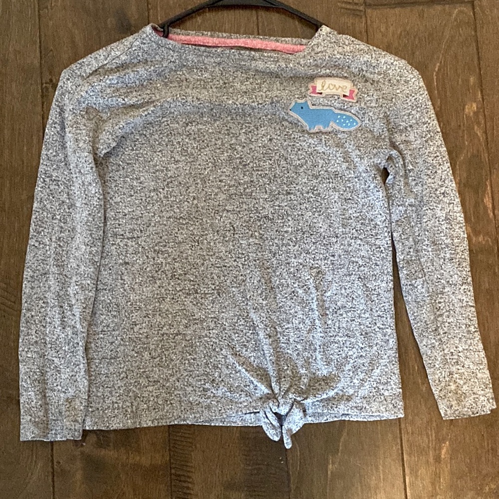 I am selling grey shirt.